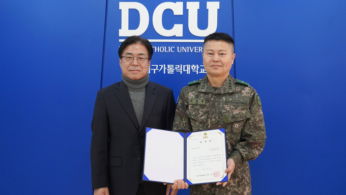 ▲ 대구가톨릭대 성한기 총장(사진 왼쪽)이 19일 오종철 예비군연대장에게 예비군훈련 유공 표창을 수여한 뒤 기념 촬영을 하고 있다. 대구가톨릭대.