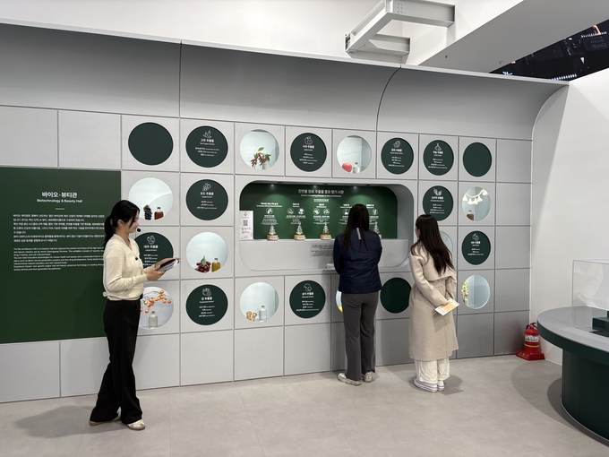 ▲ APEC 정상회담 기간 중 4개 기관과 대구한의대 화장품학과가 공동 연구개발한 향기 5종이 첨단미래산업관에 전시돼.국제적인 주목을 받았다. 첨단미래전시관에 전시되고 있는 향기 5종. 대구한의대.