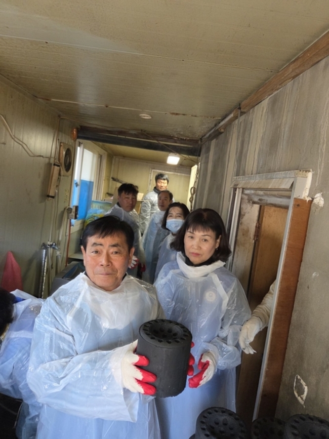 ▲ 법무부 청소년범죄예방위원 김천구미협의회 김천지구 위원들이 사랑의 연탄 나눔행사에 참석 연탄을 나르고있다.