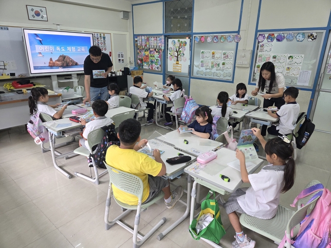 ▲ 초등학생들이 독도 팝업북을 직접 제작하며 독도의 생태와 자연환경을 쉽게 익혔고, 완성한 팝업북을 서로 공유하며 독도에 대한 관심을 높였다. 사진 울릉군