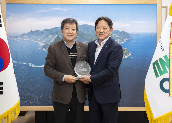 ▲ 울릉군은 지난 19일, 지역 소상공인의 경영안정과 자금난 해소에 앞장서 온 공로를 인정해 NH농협은행 울릉군지부(지부장 정승욱)에 감사패를 전달했다