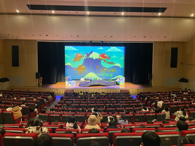 ▲ 20일 영주문화예술회관 까치홀에서 어린이 범죄예방 뮤지컬 ‘뛰는 토끼위에 나는 거북이’를 오전·오후 두 차례 진행했다.