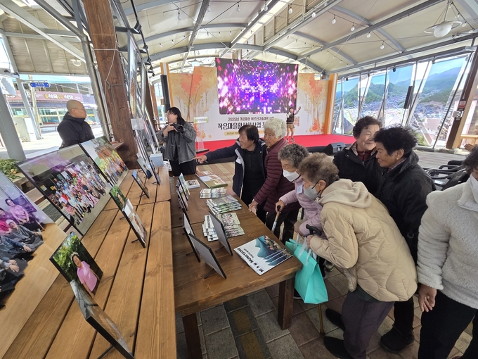 ▲ 지역주민과 사업관계자들이 가은·마성권역 어르신 구술 채록사업의 결과물을 돌아보는 모습