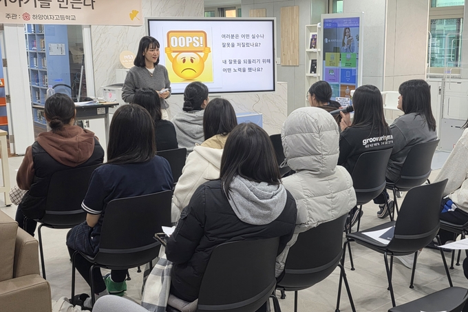 ▲ 경상북도교육청정보센터는 지난 11월 14일 하양여자고등학교를 시작으로 12월까지 경산시 중․고등학교 6개교를 대상으로‘찾아가는 꿈나래 특강’을 운영한다. 정보센터.