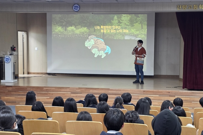 ▲ 경상북도교육청정보센터는 지난 11월 14일 하양여자고등학교를 시작으로 12월까지 경산시 중․고등학교 6개교를 대상으로‘찾아가는 꿈나래 특강’을 운영한다. 정보센터.