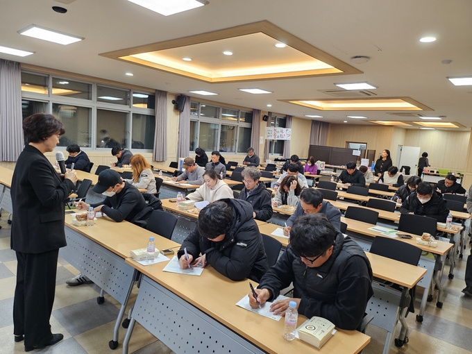 ▲ 지난 19일 영천교육지원청에서 열린 ‘행복한 아버지(부모) 학교’에서 참가자들이 성격유형 검사를 하고 있다. 영천교육청 제공