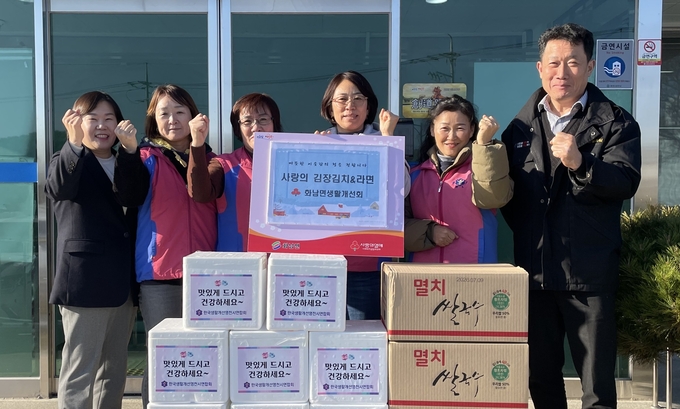 ▲ 화남면생활개선회는 지난 19일 회원들이 어려운 이웃을 위해 직접 담근 김장김치 11박스와 라면 4박스를 화남면에 기탁하고 기념촬영을 하고 있다. 영천시 제공