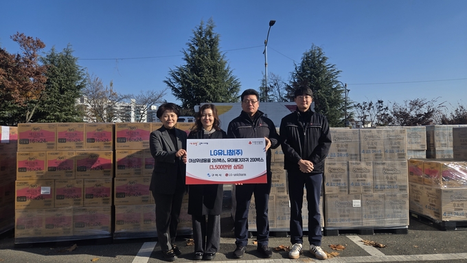 ▲ LG유니참 김동욱 생산부문장(오른쪽 두번째)이 구미시 이정화 복지정책과장(왼쪽 두번째)에게 여성위생용품과 유아용 기저귀 461박스를 전달하고 있다.