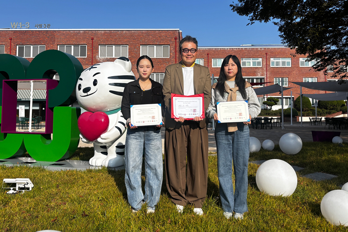 ▲ 대구대 중국인 유학생, ‘2025 한중문화예술교육교류협회 국제학술회의’ 최우수 논문상을 수상했다. (왼쪽부터 딩루, 유상원 지도교수, 왕난디 학생). 대구대.