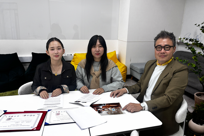 ▲ 대구대 중국인 유학생, ‘2025 한중문화예술교육교류협회 국제학술회의’ 최우수 논문상을 수상했다. 대구대 일반대학원 서비스디자인전공 박사과정생 작품 지도.(왼쪽부터 딩루, 왕난디 학생, 유상원 지도교수). 대구대.