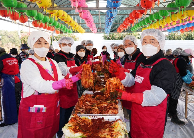 ▲ 최기문(오른쪽) 시장과 이순옥(왼쪽) 한국여성농업인 영천시연합회장 등 내빈들이 금호읍 대현사에서 2025 사랑의 김장김치 나눔행사를 가지고 있다. 영천시 제공