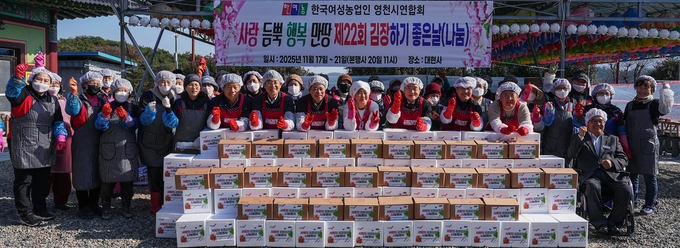 ▲ 한국여성농업인 영천시연합회는 20일 금호읍 대현사에서 ‘2025년 사랑의 김장김치 담그기 및 나눔 행사’를 가지고 최기문 시장 등 내빈들과 함께 단체 기념촬영을 하고 있다. 영천시 제공