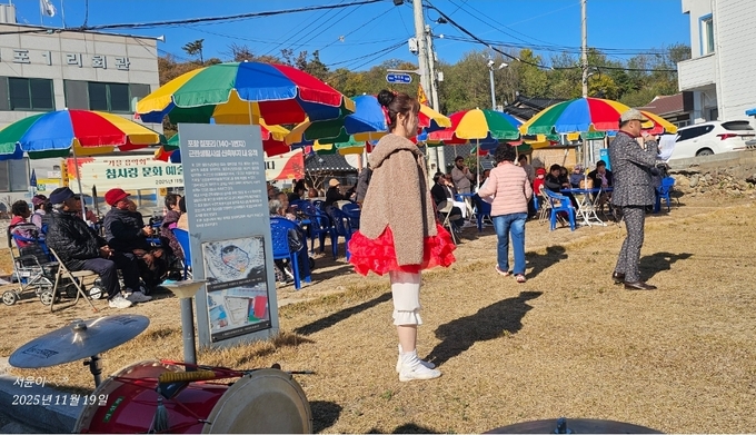 ▲ 참사랑 문화예술단과 해양안전협회 영일만지부가 지난 19일 오지마을 주민들을 위해 36개 출연팀이 참여한 ‘찾아가는 행복 음악회’를 연 모습. 경북일보 독자 제공