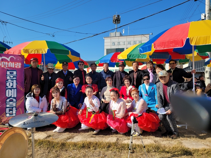 ▲ 참사랑 문화예술단과 해양안전협회 영일만지부가 지난 19일 오지마을 주민들을 위해 36개 출연팀이 참여한 ‘찾아가는 행복 음악회’를 연 후 참석자 일부가 기념촬영한 모습. 경북일보 독자 제공