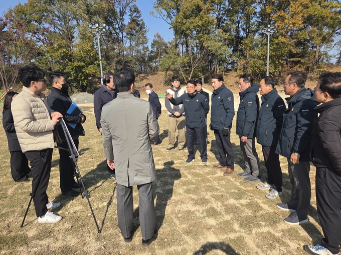 ▲ 포항시의회 자치행정위원들이 20일 오는 12월 개장예정인 남포항 파크골프장을  삺보고 있다.