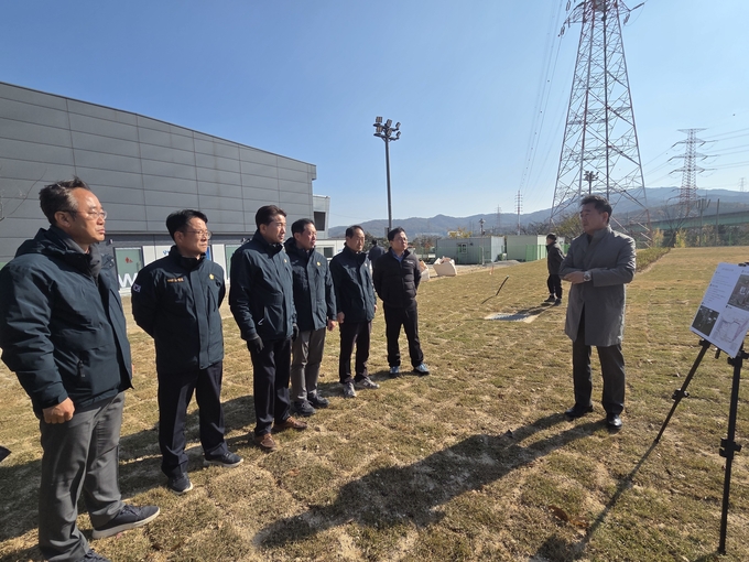 ▲ 포항시의회 자치행정위원들이 20일 오는 12월 개장예정인 남포항 파크골프장을  삺보고 있다.