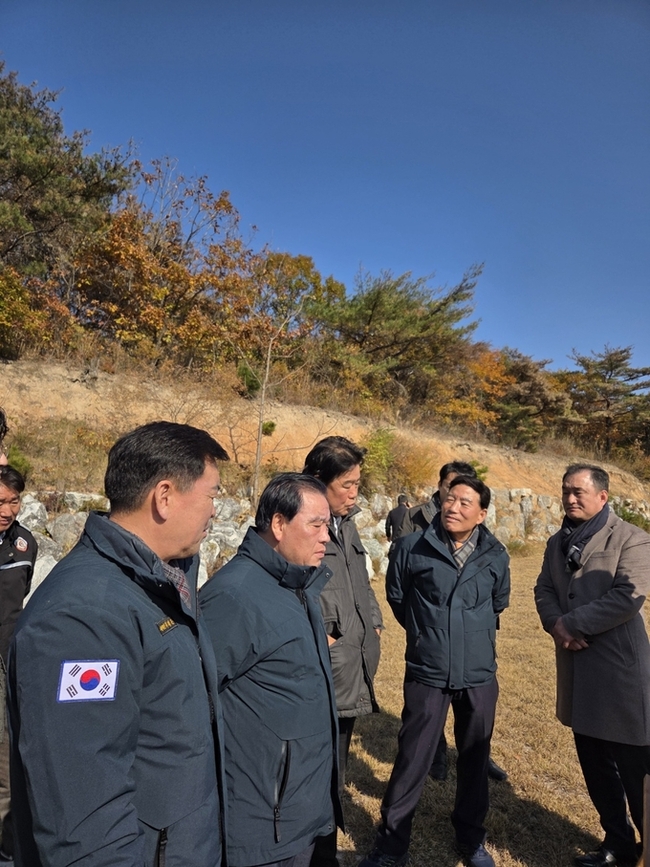 ▲ 포항시의회 복지환경위원들이 20일 구룡포읍 눌태리 추모공원 건립예정지를 둘러보고 있다.
