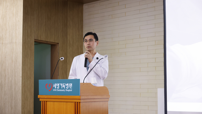 ▲ 김학수 포항세명기독병원 성형재건센터 부장이 지난 19일 병원 본관 대강당 광제홀에서 열린 대시민건강강좌에서 ‘상처 치료, 오해와 진실 그리고 최신 치료법’을 주제로 강연에 나선 모습. 포항세명기독병원 제공