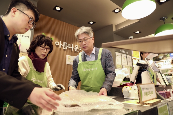 ▲ 아름다운하루 행사에서 장세욱 동국제강그룹 부회장(가운데)이 일일점원으로 활동하는 모습. 사진제공 동국제강그룹