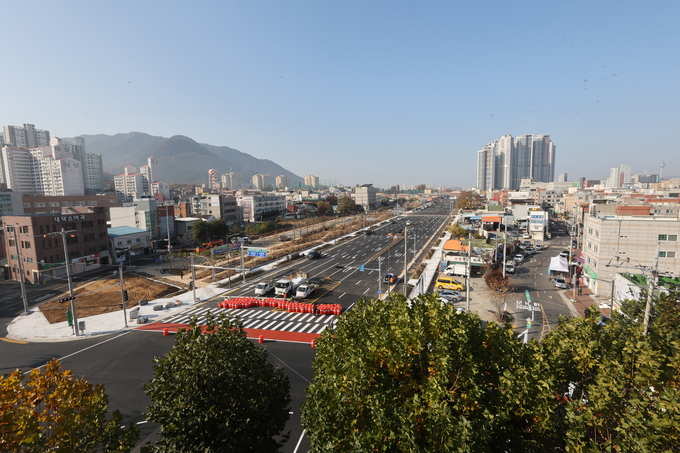 ▲ 대구3차순환도로 동편 구간 개통기념 행사가 20일 오후 대구 남구 대구도서관 남편 인근에서 열리고 있다.김영환 기자 yhk@kyongbuk.com