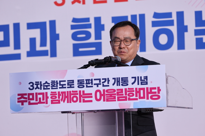 ▲ 대구3차순환도로 동편 구간 개통기념 행사가 20일 오후 대구 남구 대구도서관 남편 인근에서 열린 가운데 홍성주 대구시 경제부시장이 인사말을 하고 있다.김영환 기자 yhk@kyongbuk.com