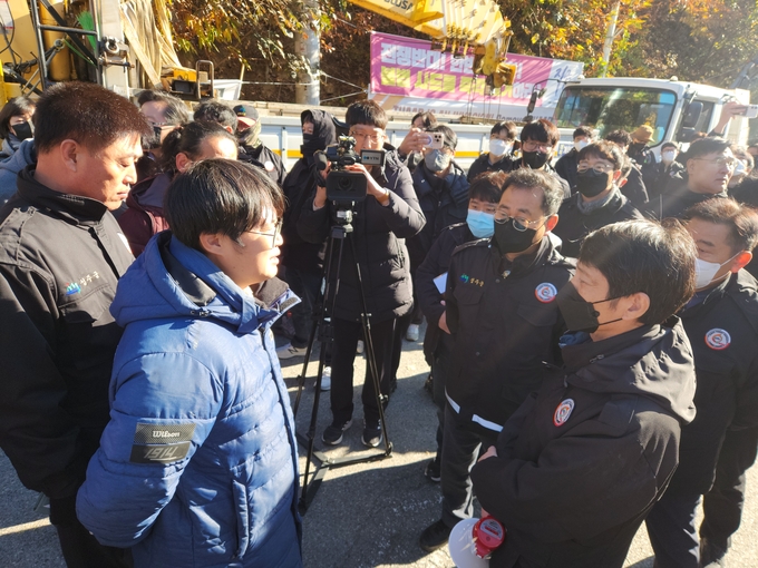 ▲ 21일 오전 성주 소성리 현장에서 반대단체 관계자들(좌측)과 행정기관 공무원들이 서로 마주 서서 상황을 조율하며 대화하고 있다. 김정수 기자