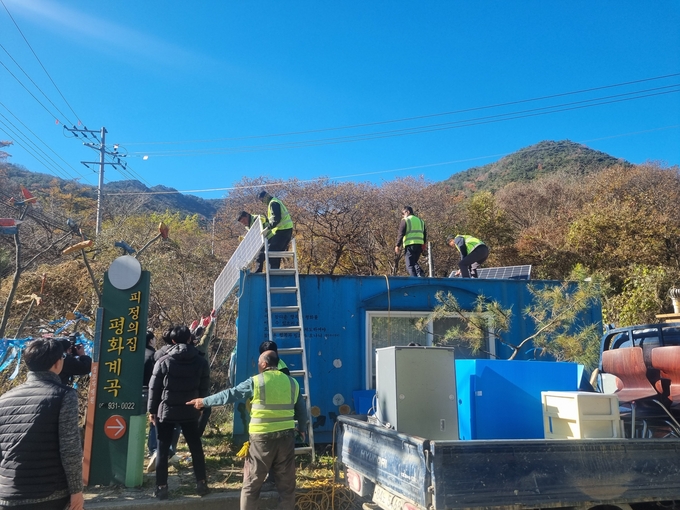 ▲ 21일 오후 성주군 소성리 진밭교 인근에서 전문 철거업체 인력이 컨테이너 지붕 위 태양광 패널을 분해하고 있다. 김정수 기자