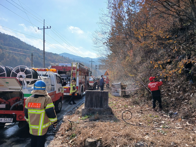 ▲ 의성소방서와 의성군이 20일 낮 12시 24분께 구천면 장국리 도로변 야산에서 발생한 산불을 진화하고 있다. 의성소방서 제공