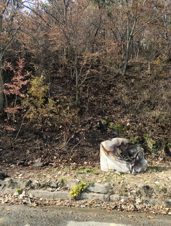 ▲ 현장 조사에서는 최초 발화 지점에서 불에 타 용융된 대형 물통이 발견됐다.  의성군