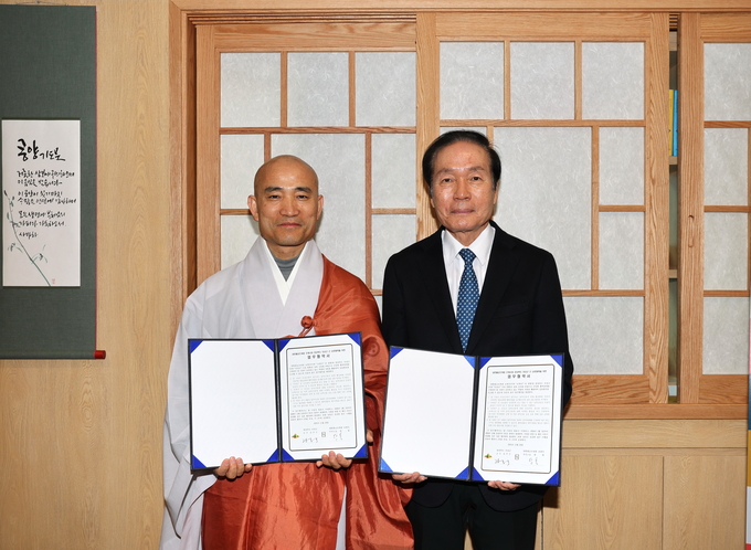 ▲ 20일 서울 종로구 조계사에서 김주수 의성군수(오른쪽)가 담화원명 주지 스님과 농특산물 유통·판매 활성화를 위한 업무협약서에 공동 서명한 뒤 문서를 들고 협력 의지를 밝히며 기념촬영을 하고 있다. 의성군