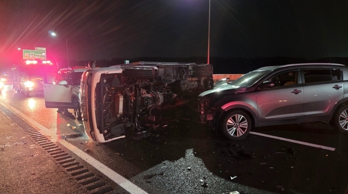 ▲ 20일 포항영덕고속도로에서 발생한 3중 추돌사고 현장 모습. 영양소방서 제공