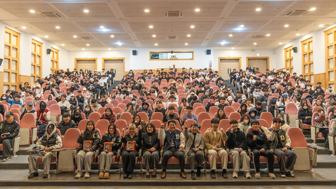 ▲ 동국대 WISE캠퍼스 류완하 총장(앞줄 가운데)이 지난 20일 백주년 기념관에서 실시한 특강을 마친 후 학생들과 기념 촬영을 하고 있다. 동국대