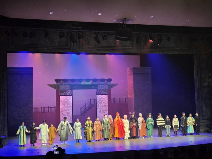 ▲ 지난 14, 15일 양일간 경주에서 열린 창작뮤지컬 ‘김교각’ 공연 종료 후 출연진이 무대 인사를 하고 있다. 경주시