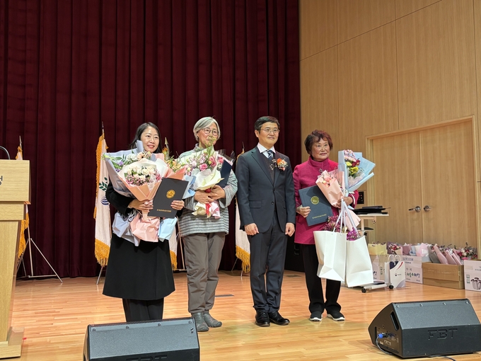 ▲ 경산시 정보화농업인연합회 배규미 회장(밀크하우스 대표)이 ‘2025년 (사)한국정보화농업인 중앙연합회 전진대회’에서 우수회원 표창을 받았다. 경산시.
