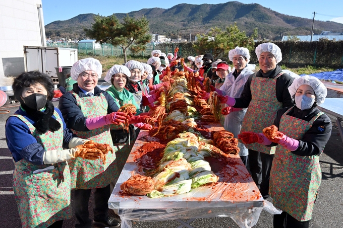 ▲ 군위읍새마을회는 21일 군위읍에서 회원 50여 명이 참여한 가운데 ‘2025년 사랑의 김장 나눔’ 행사의 하나로 김장을 담그고 있다. 군위군