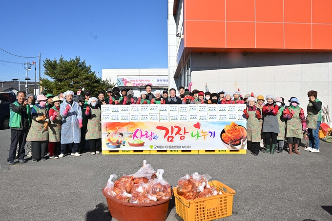 ▲ 군위군 군위읍새마을회는 21일 회원 50여 명이 참여한 가운데 ‘2025년 사랑의 김장 나눔’ 에서 직접 김장을 담근후 기념촬영을 하고 있다. 군위군
