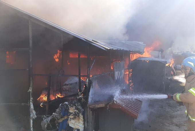 ▲ 21일 오전 11시 4분께 영주시 봉현면 두산리의 한 단독주택에서 불이 나 소방 당국이 진화하고 있다. 경북소방본부