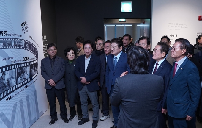 ▲ 지난 21일 신성일기념관 개관식을 마친 최기문 시장과 강석호 총재 등 내빈들이 2층 성일 시네마 전시관을 둘러보고 있다. 권오석 기자