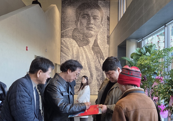 ▲ 강석현 씨가 팬들에게 사인을 해주고 있다. 권오석 기자