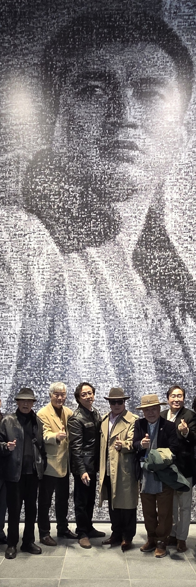 ▲ 신성일 배우 아들 강석현(중앙) 씨가 원로배우들과 함께 신성일 초상 앞에서 기념촬영을 하고 있다. 권오석 기자