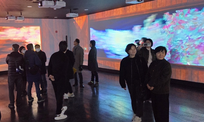 ▲ 신성일기념관 개관식에 참석한 방문객들이 1층 실감영상실을 관람하고 있다. 권오석 기자