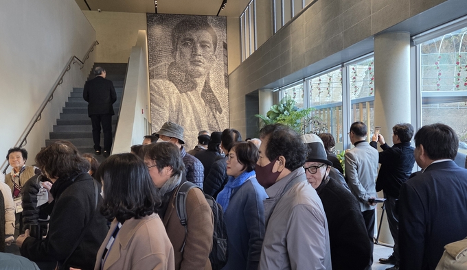 ▲ 지난 21일 신성일기념관 개관식을 마친 방문객들이 기념관을 둘러보고 있다. 권오석 기자