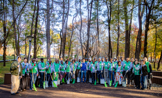 ▲ 영남대가 행정안전부가 추진하는 2025 아프리카(영어권) 새마을운동 초청 연수를 개최했다. 새마을정신 실천 및 사회공헌의 날 아침청소에 참여한 연수단. 영남대.