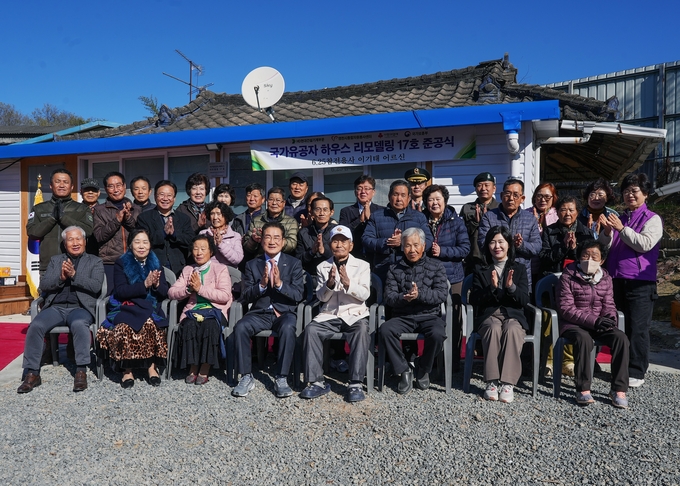 ▲ 지난 21일 최기문 시장, 정한송 경북남부보훈지청장, HD현대건설기계 관계자, 자원봉사자, 주민 등이 청통면 계지리에서 열린 ‘제17호 국가유공자 하우스 리모델링 준공식’을 마치고 기념촬영을 하고 있다. 영천시 제공