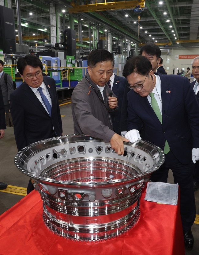 ▲ 우원식 국회의장이 하이테크 단지 우리 기업 사업장을 둘러보고 있다. 우원식 의장 우측은 조명래 한화에어로엔진 사업장장.