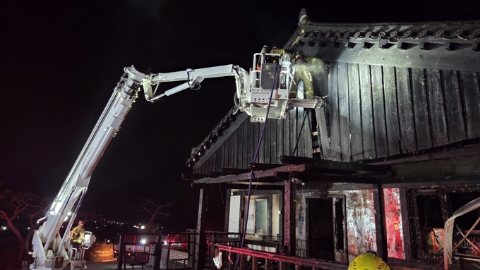 ▲ 23일 오전 1시 21분께 경주시 하동의 한 펜션에서 원인을 알 수 없는 불이나 신고를 받고 출동한 소방이 진화작업을 벌이고 있다. 경북소방본부