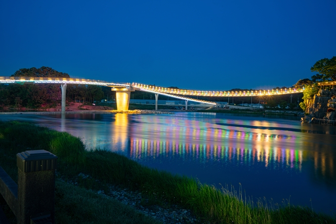 ▲ 빛으로 물든 영강 보행교 야경.