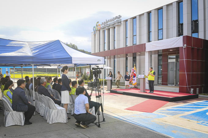 ▲ 신현국 문경식장이 경북농민사관학교 이전 기념식에서 경과보고를 하는 모습