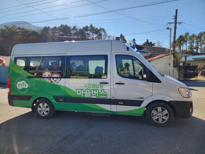 ▲ 상주시가 중화지역 6개 면을 대상으로 24일부터 시범 시행하는 14인승  ‘수요응답형 마을버스’ . 상주시 제공