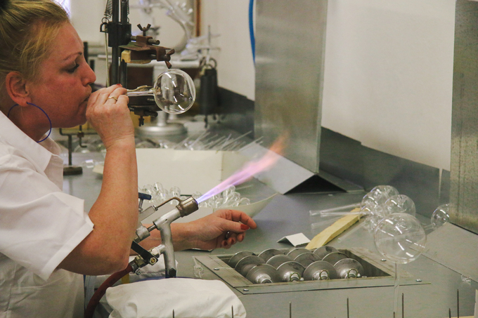 ▲ 글라소르(GLASSOR)사의 장식 제작 장면  유리 불기 과정